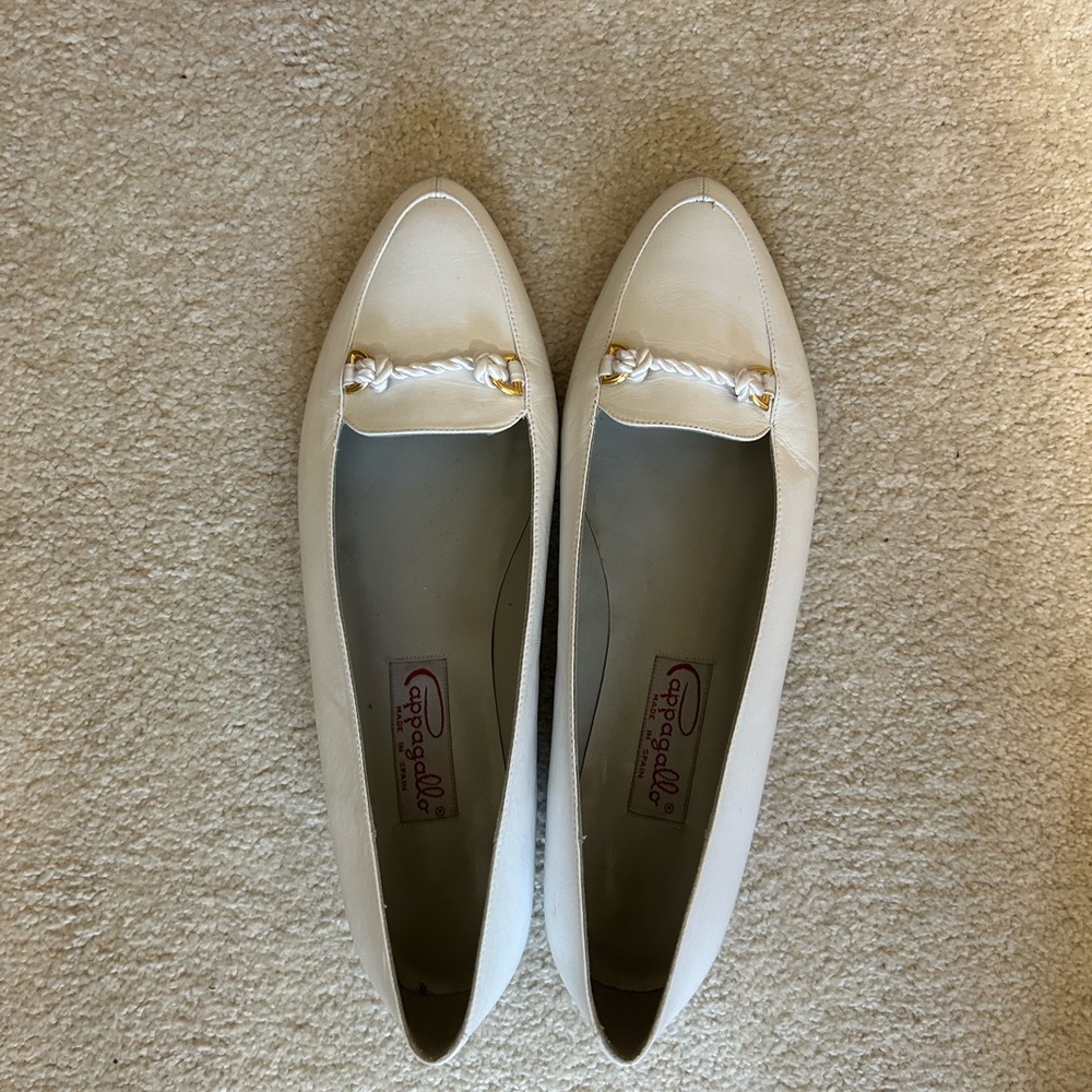 Cream Flats with Pointed‎ Toe and Gold Accent
